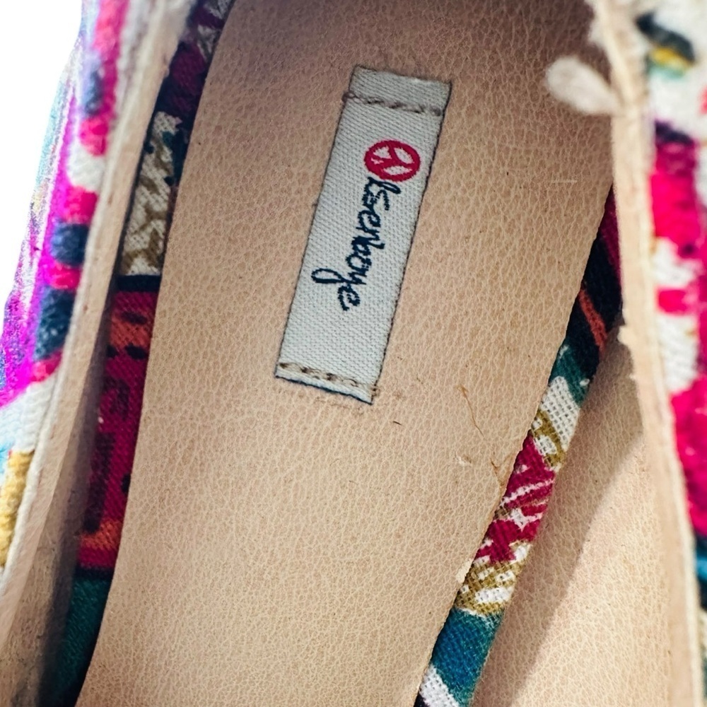 Olsenboye Red and Pink Wedge Sandals with Geometric Design - Picture 4 of 5
